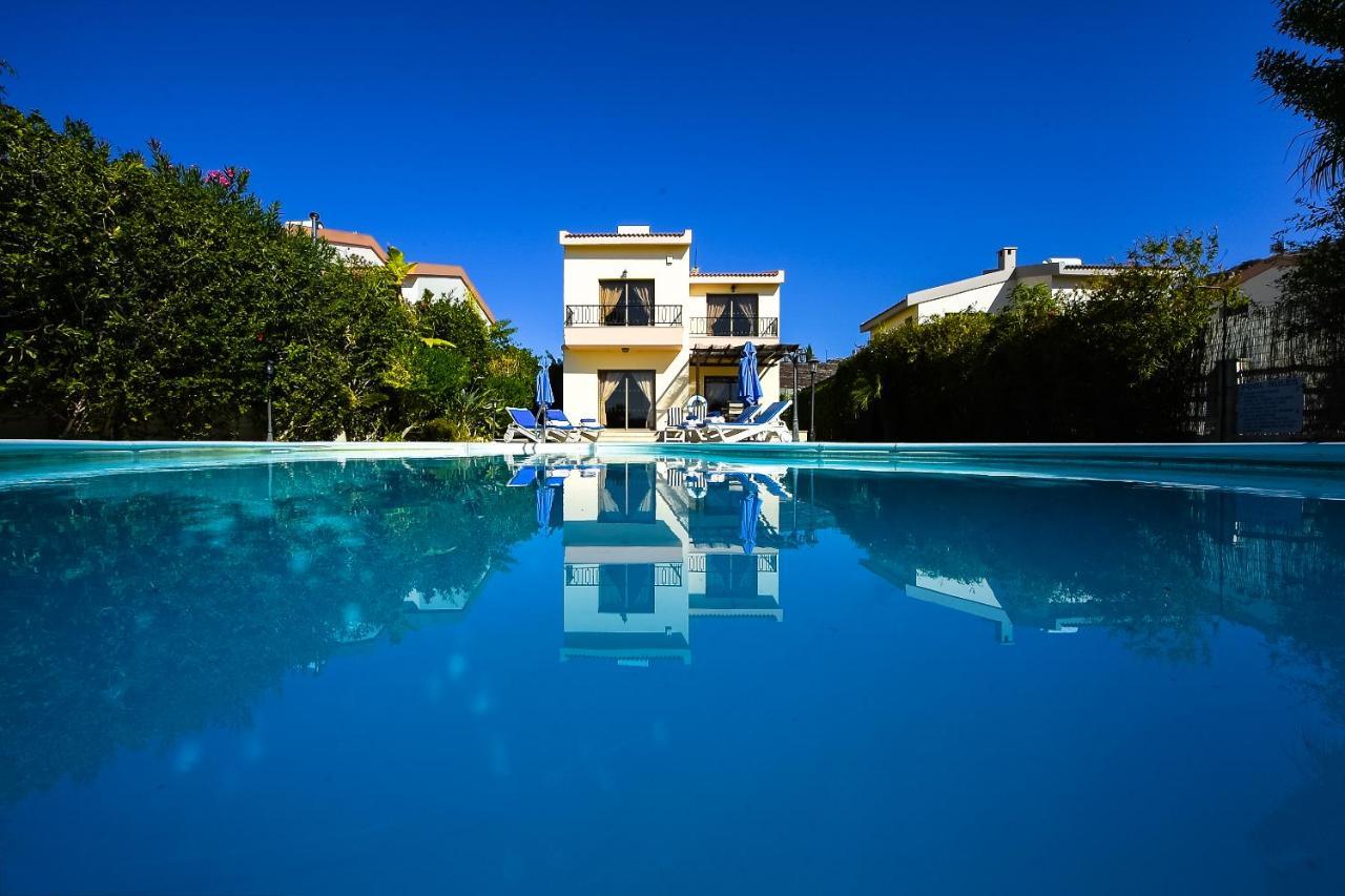 Holidays Villas ピッソウリ エクステリア 写真